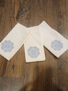 Set of 3 White Napkins with Light Blue Crochet Appliqués